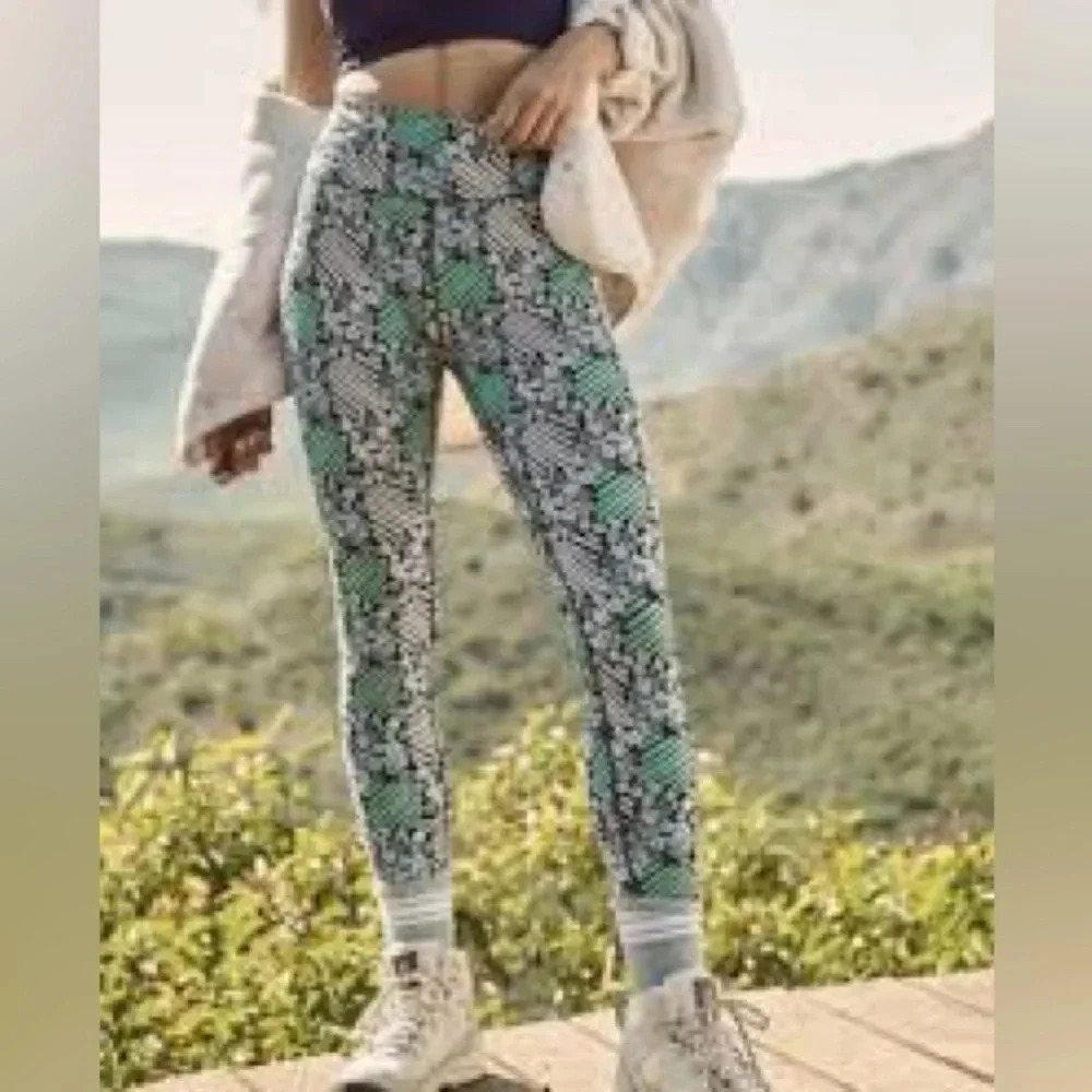 FP MOVEMENT BY FREE PEOPLE NWOT LOSE CONTROL LEGGINGS IN DAISY PRINT SMALL